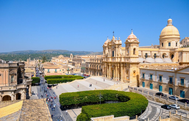 Transfer from Taormina to Siracusa + Noto Tour (or viceversa - Private Transfer) - immagine 5